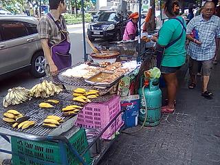 パホンヨーティン通り沿いの焼きバナナ屋台